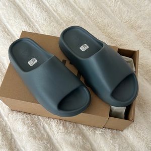 yeezy slides 11 size